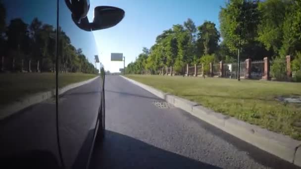 Carro Move Longo Rua Cidade Longo Parque Dia Ensolarado Verão — Vídeo de Stock