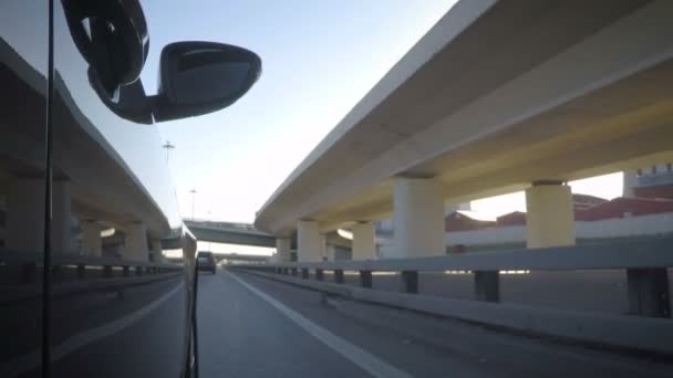 Carro Está Movendo Longo Junção Estrada Dia Ensolarado Verão Vista — Vídeo de Stock