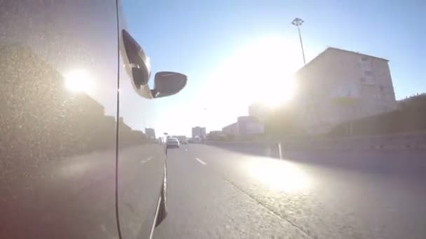 Autó Mozog Város Autópálya Mentén Egy Napsütéses Nyári Napon Oldalnézetből — Stock videók