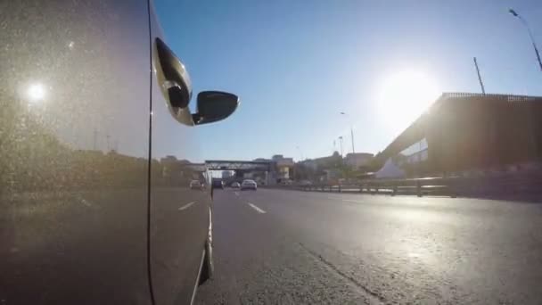 Coche Mueve Largo Carretera Ciudad Día Soleado Verano Vista Lateral — Vídeos de Stock