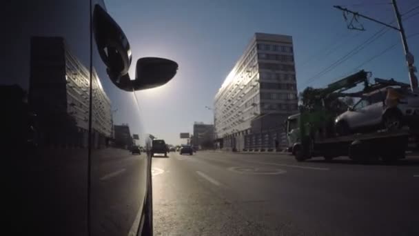 Einem Sonnigen Sommertag Fährt Das Auto Die Stadtautobahn Entlang Seitenansicht — Stockvideo