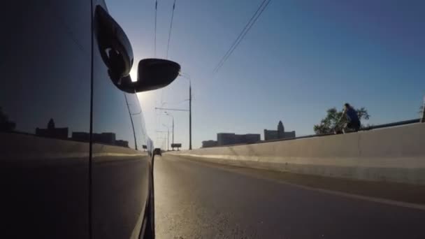 Einem Sonnigen Sommertag Fährt Das Auto Die Stadtautobahn Entlang Seitenansicht — Stockvideo