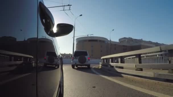 在一个阳光明媚的夏日里 汽车正沿着高速公路路口行驶 汽车车身的侧视图 — 图库视频影像