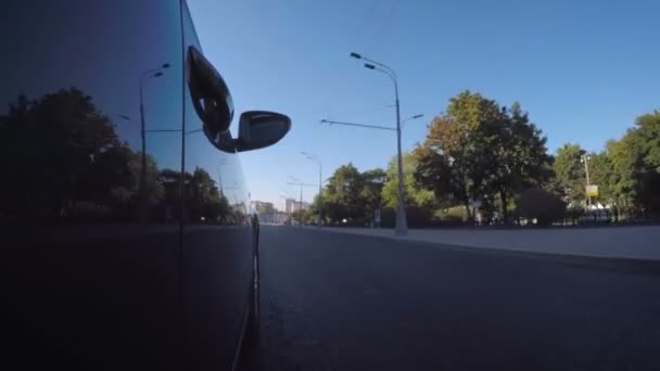Autó Mozog Város Utca Egy Napsütéses Nyári Napon Oldalnézetből Karosszéria — Stock videók