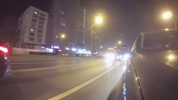 Voiture Déplace Long Rue Ville Par Une Nuit Été Vue — Video