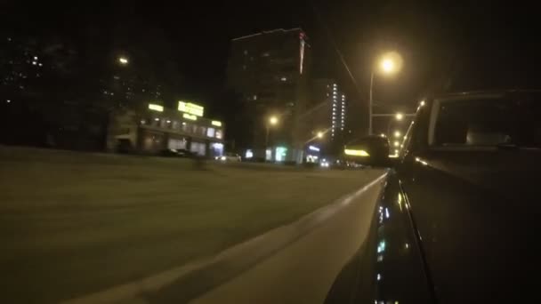 Carro Move Longo Rua Cidade Uma Noite Verão Vista Frontal — Vídeo de Stock