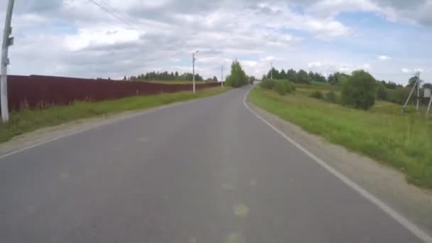 Carro Move Uma Estrada Rural Verão Vista Frontal — Vídeo de Stock