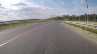 Arabayı bir yaz günü inşaat alanı boyunca yol boyunca hareket eder. Önden Görünümü.