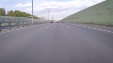 Arabayı bir yaz gününde karayolu boyunca taşır. Önden Görünümü.