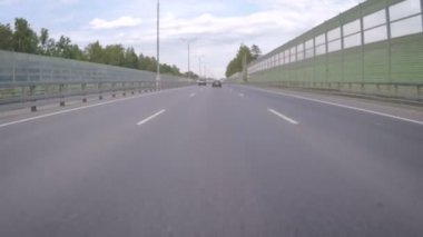 Arabayı bir yaz gününde karayolu boyunca taşır. Önden Görünümü.