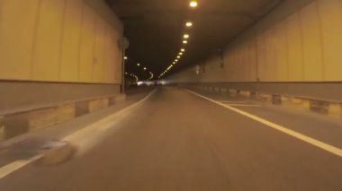Arabayı tünel üzerinden geçer. Önden Görünümü.
