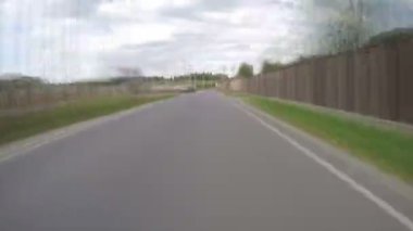 Bir yaz gününde bir ülke yolda araba Timelapse.