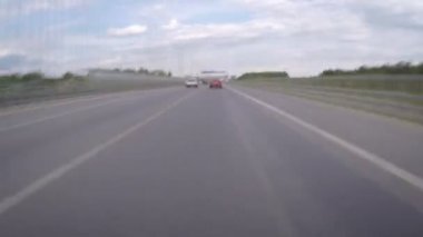 Bir yaz gününde karayolu üzerinde araç Timelapse. Önden Görünümü.
