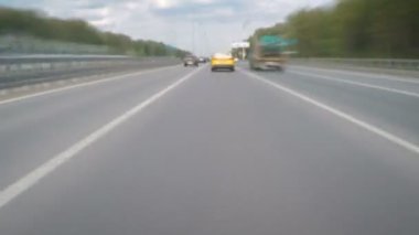 Bir yaz gününde karayolu üzerinde araç Timelapse. Önden Görünümü.