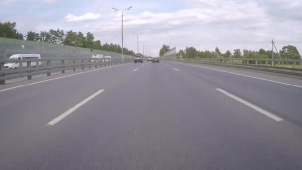 Coche Mueve Largo Carretera Día Verano Vista Frontal — Vídeo de stock