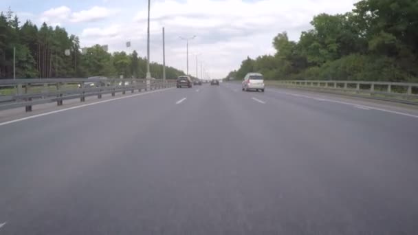 Carro Move Longo Estrada Dia Verão Vista Frontal — Vídeo de Stock