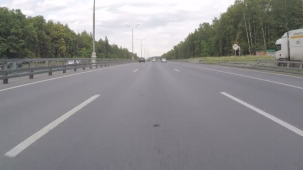 Carro Move Longo Estrada Dia Verão Vista Frontal — Vídeo de Stock