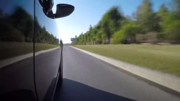 Calendário Carro Estrada Cidade Dia Verão Vista Lateral Corpo Carro — Vídeo de Stock