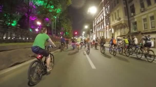 俄罗斯莫斯科 8月5日 许多骑自行车的人晚上在城市里巡游 — 图库视频影像