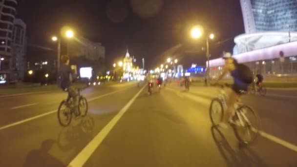 Moskow Rusia Agustus 2018 Banyak Pengendara Sepeda Berkuda Malam Hari — Stok Video