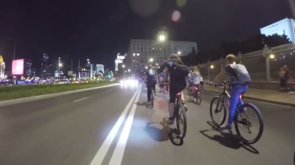 Moscou Rússia Agosto 2018 Muitos Ciclistas Passeiam Noite Pela Cidade — Vídeo de Stock