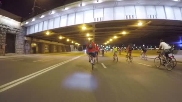 夜街を夜のパレードで多くのサイクリストに乗るモスクワ ロシア 2018 — ストック動画