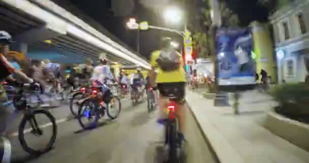 Temps Écoulé Nombreux Cyclistes Rouler Dans Parade Nuit Travers Ville — Video