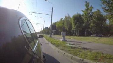 Semt güneşli yaz gününde cadde boyunca araba taşır. Araba vücut yan görünüm.