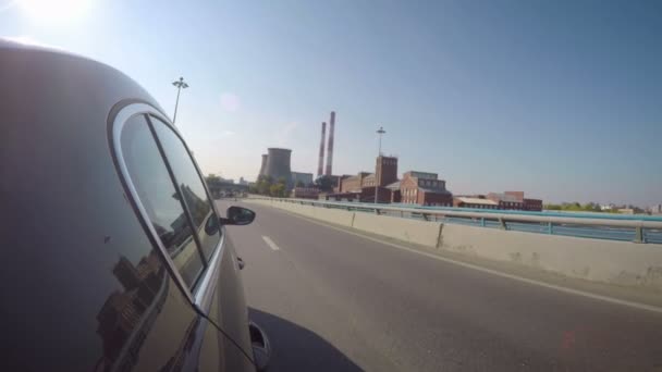 Autó Mozog Híd Mentén Város Ipari Terület Egy Napsütéses Nyári — Stock videók