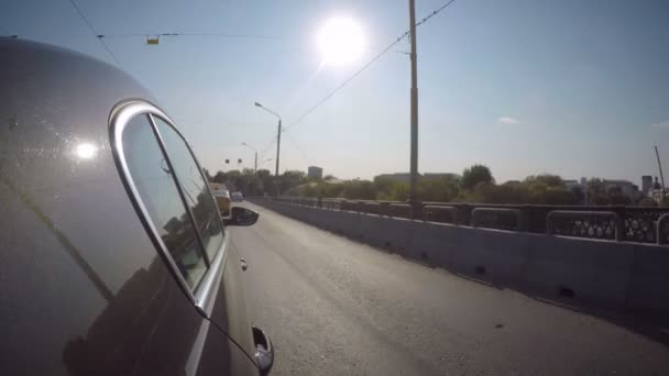 Autó Mozog Híd Város Egy Napsütéses Nyári Napon Oldalán Karosszéria — Stock videók