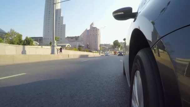 Bilen Rör Sig Längs Staden Gatan Solig Sommardag Framifrån Bilens — Stockvideo