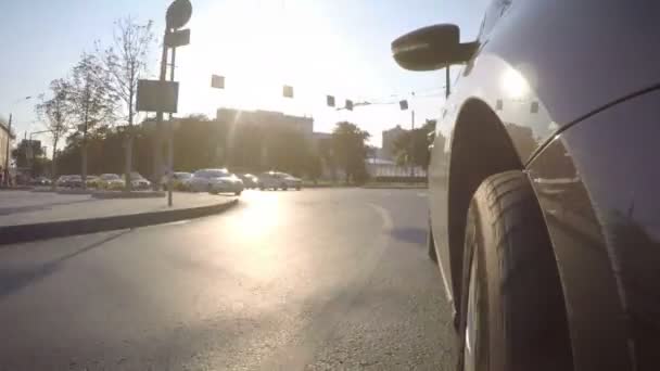 在阳光明媚的夏日 汽车沿着城市街道行驶 车体的正面视图 — 图库视频影像