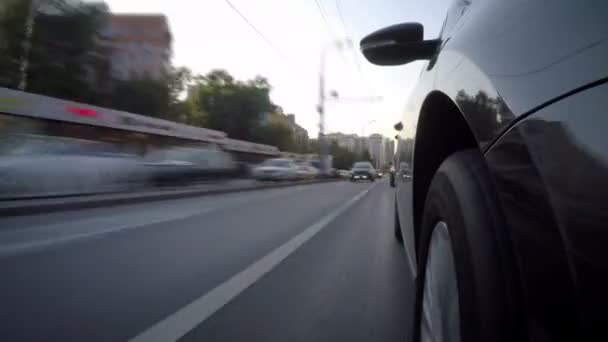 在阳光明媚的夏日 汽车在城市街道上的时光流逝 车体的正面视图 — 图库视频影像