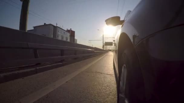 Auto Pohybuje Podél Bulváru Letním Dni Při Západu Slunce Čelní — Stock video