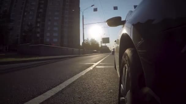 Coche Mueve Largo Calle Ciudad Día Verano Atardecer Vista Frontal — Vídeo de stock