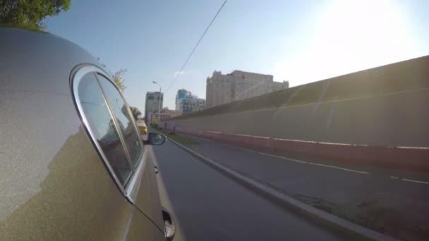 在阳光明媚的夏日 汽车沿着城市街道行驶 汽车车身的侧视图 — 图库视频影像
