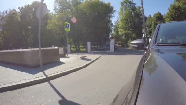 Carro Move Longo Rua Cidade Dia Ensolarado Verão Vista Frontal — Vídeo de Stock