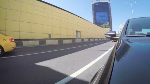 Carro Move Longo Rua Cidade Dia Ensolarado Verão Vista Frontal — Vídeo de Stock