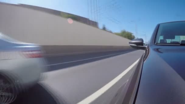 在阳光明媚的夏日 汽车沿着城市街道行驶的时间流逝 从车体的正面视图 — 图库视频影像