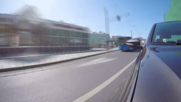 Lapso Tempo Carro Move Longo Rua Cidade Dia Ensolarado Verão — Vídeo de Stock