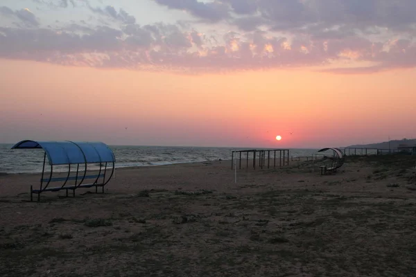 ロシアにアゾフ海の設備の整ったビーチに美しい夜明け — ストック写真
