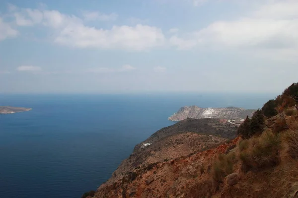 クレタ島の海岸から青い水と海の小さな島 — ストック写真