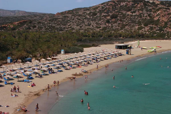 Vista sulla splendida spiaggia di palme di Vai con acqua turchese blu a Creta — Foto Stock