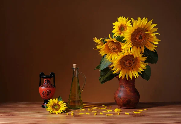 Solros Keramisk Vas Amfora Och Olja Bordet — Stockfoto