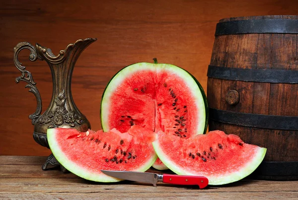 Gestanzte Wassermelone Holzfass Und Metallkrug Auf Dem Tisch — Stockfoto