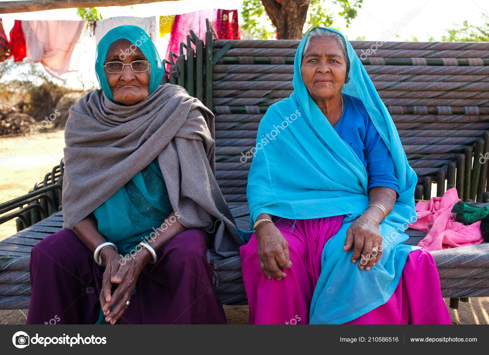 Indian Woman Wearing Indian Head Scarf New Elastic Cloth Forehead