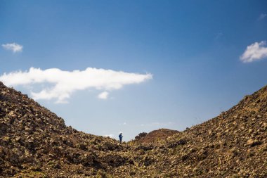 Adam ayakta Caldera de Gairia volkan koni Fuerteventura, Kanarya Adaları, İspanya.