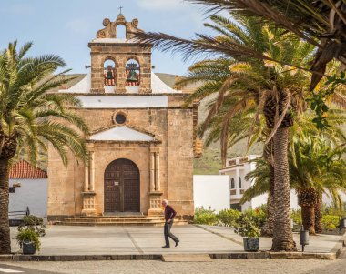 Vega De Rio Palmas, İspanya - Şubat 2018: içinde gelen kilise Nuestra Senora de la Pena Fuerteventura içinde yürüyen adam.