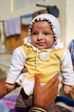 Hampi, Hindistan - 9 Şubat 2015: Hindistan üst tarafından tutulan genç Hintli bebek portresi.