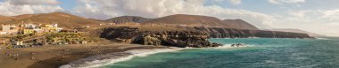 Ajuy, Fuerteventura, - 19 Şubat 2018: görünüm kumlu plaj ve Ajuy Köyü, Fuerteventura, Kanarya Adaları, İspanya.